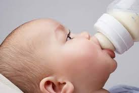 Có nên cho bé uống sữa theo quảng cáo?