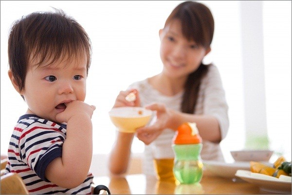 Sự khác nhau giữa cách cho bé ăn của mẹ Việt và mẹ Pháp